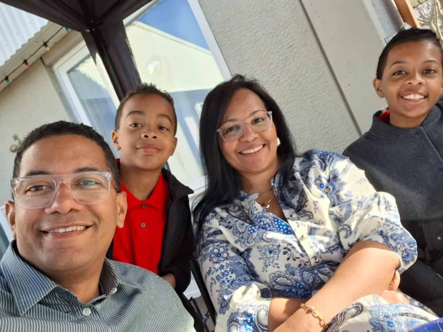 Yairina Rodríguez es chef de profesión, su esposo Omy Joel Lantigua ingeniero en carpintería y sus niños: Angel Jadiel y Adriel JoelYairina