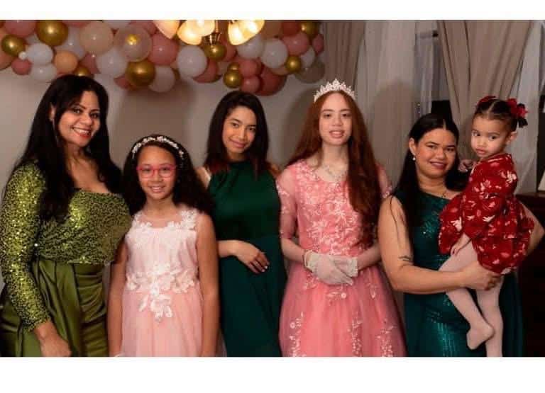 Miriam Peña Reyes, sus tres hijas: Madelyn Santos Peña, Daniela y Shendall se especializó en reposteria dominicana y sus niñas, Esmerlyn y Adelyn
