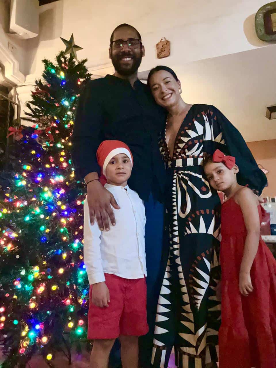 Mauricio Villamizar humorista con su novia y sus hijos