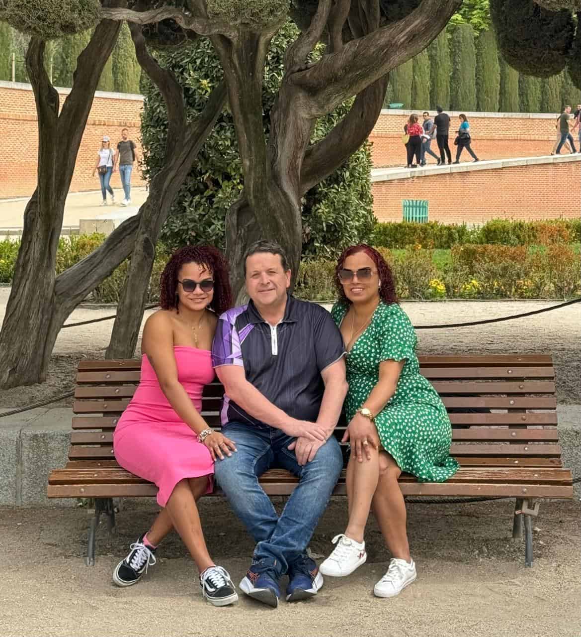 Grisel, su esposo Jòn Ingi y su hija Gudrún Loly asistente de profesores de preescolar