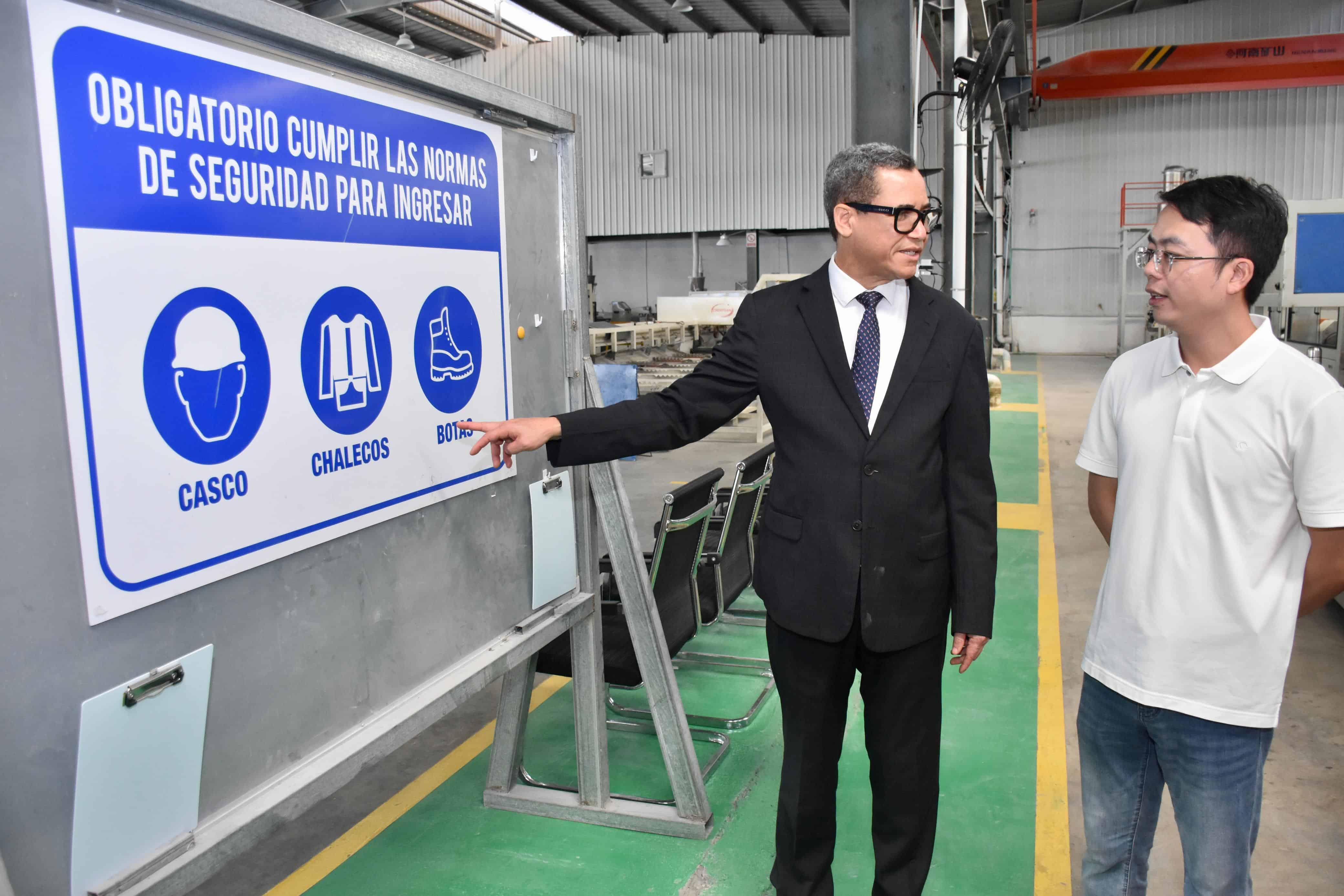 Il ministro del Lavoro Eddy Olivares durante la visita a una delle aziende autorizzate a riprendere l'attività.