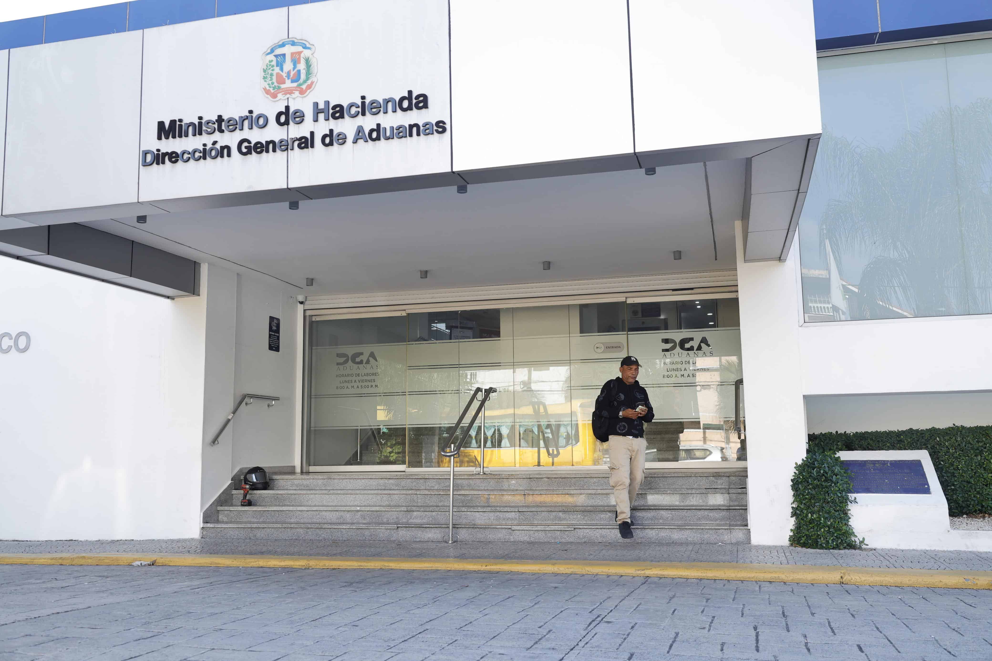 Empleado de la Dirección General de Aduanas llega al trabajo.