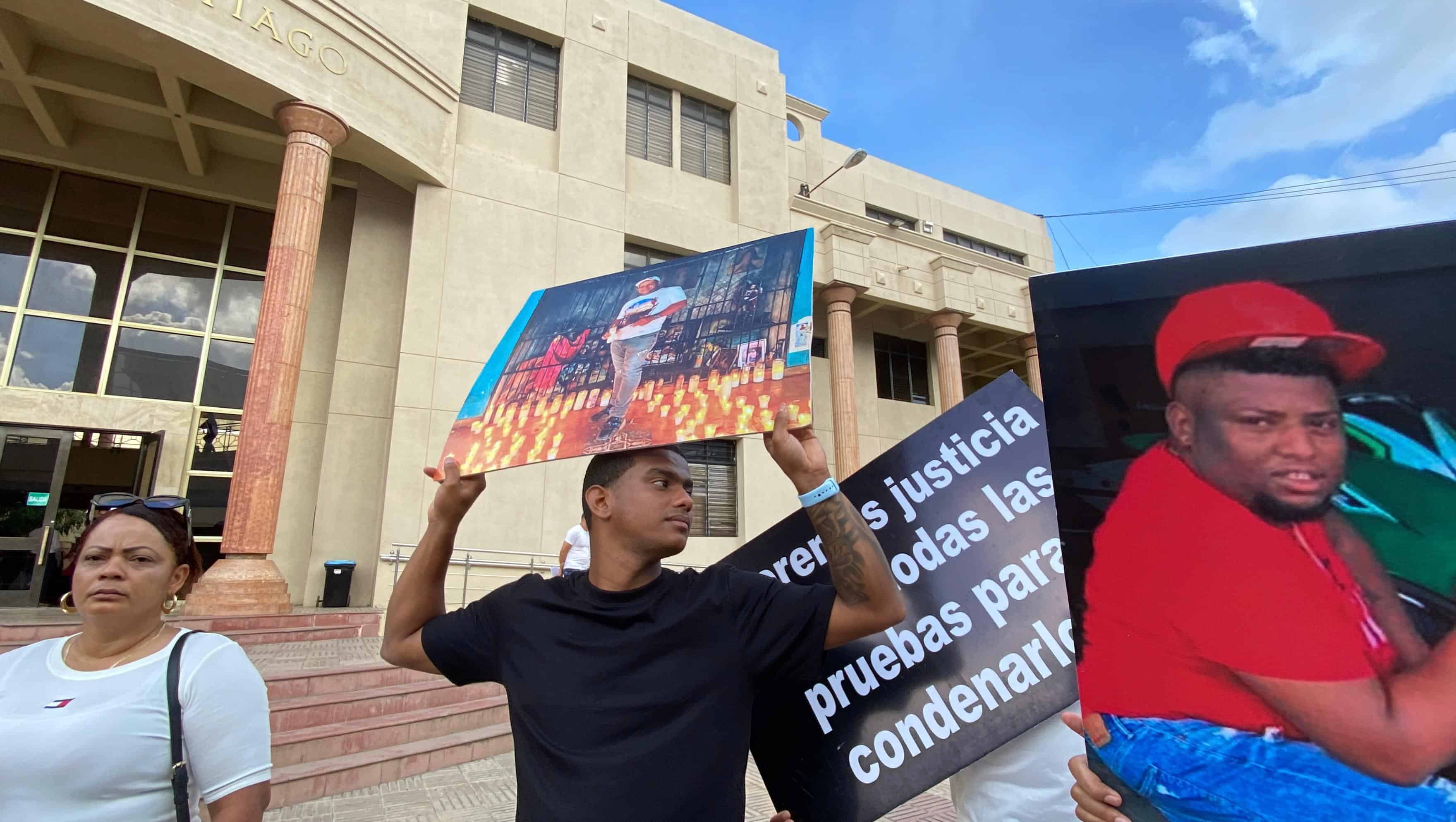 Un joven durante la manifestación con otra pancarta.