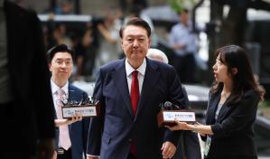 Justicia surcoreana ordena arresto del expresidente Yoon, según agencia Yonhap