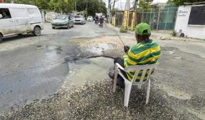 Fuga de agua crea hoyo peligroso frente al residencial Villa Satélite en Villa Mella