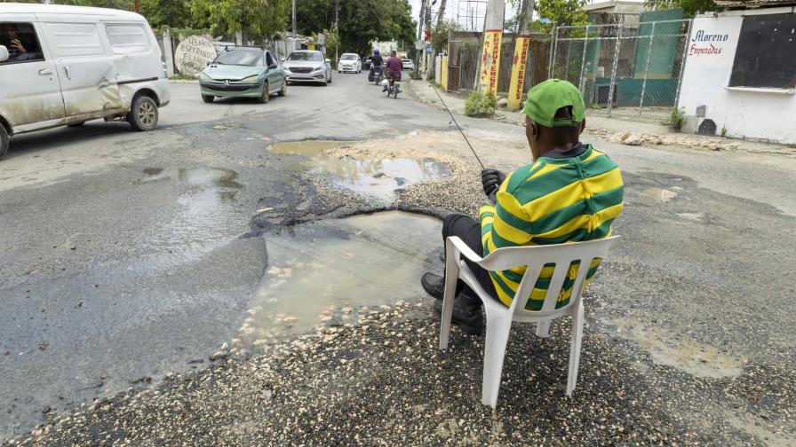 Fuga de agua crea hoyo peligroso frente al residencial Villa Satélite en Villa Mella Fuga de agua crea hoyo peligroso frente al residencial Villa Satélite en Villa Mella