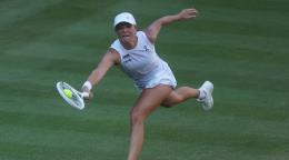 Iga Swiatek deja caer un set pero avanza a la tercera ronda del US Open