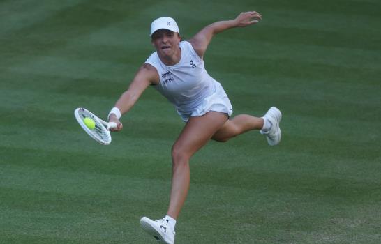 Iga Swiatek deja caer un set pero avanza a la tercera ronda del US Open