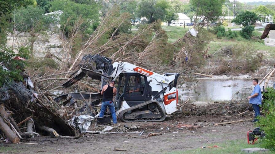 Ola solidaria tras la tragedia: voluntarios ayudan en el corazón del desastre en Texas Ola solidaria tras la tragedia: voluntarios ayudan en el corazón del desastre en Texas