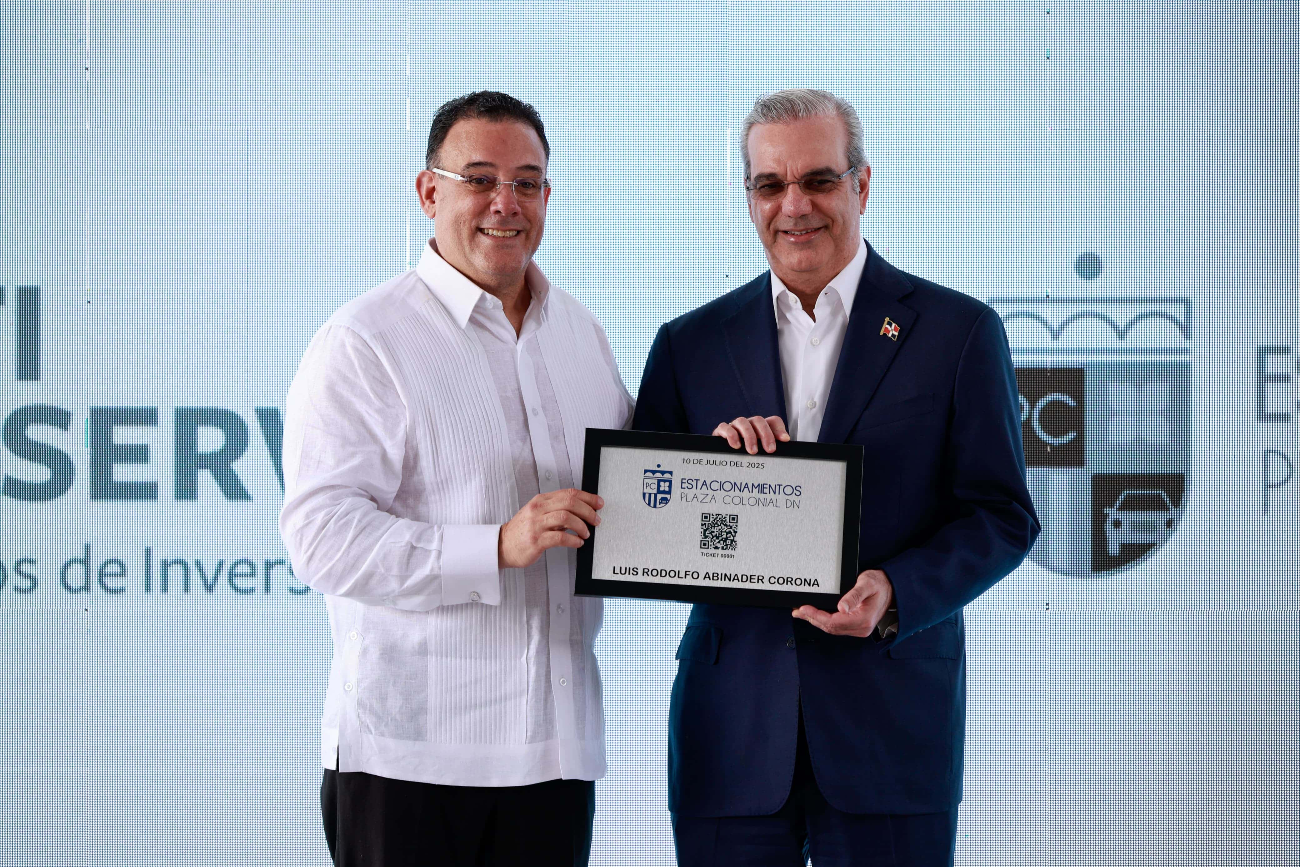 El presidente Luis Abinader recibe una placa del nuevo parqueo de la Ciudad Colonial.
