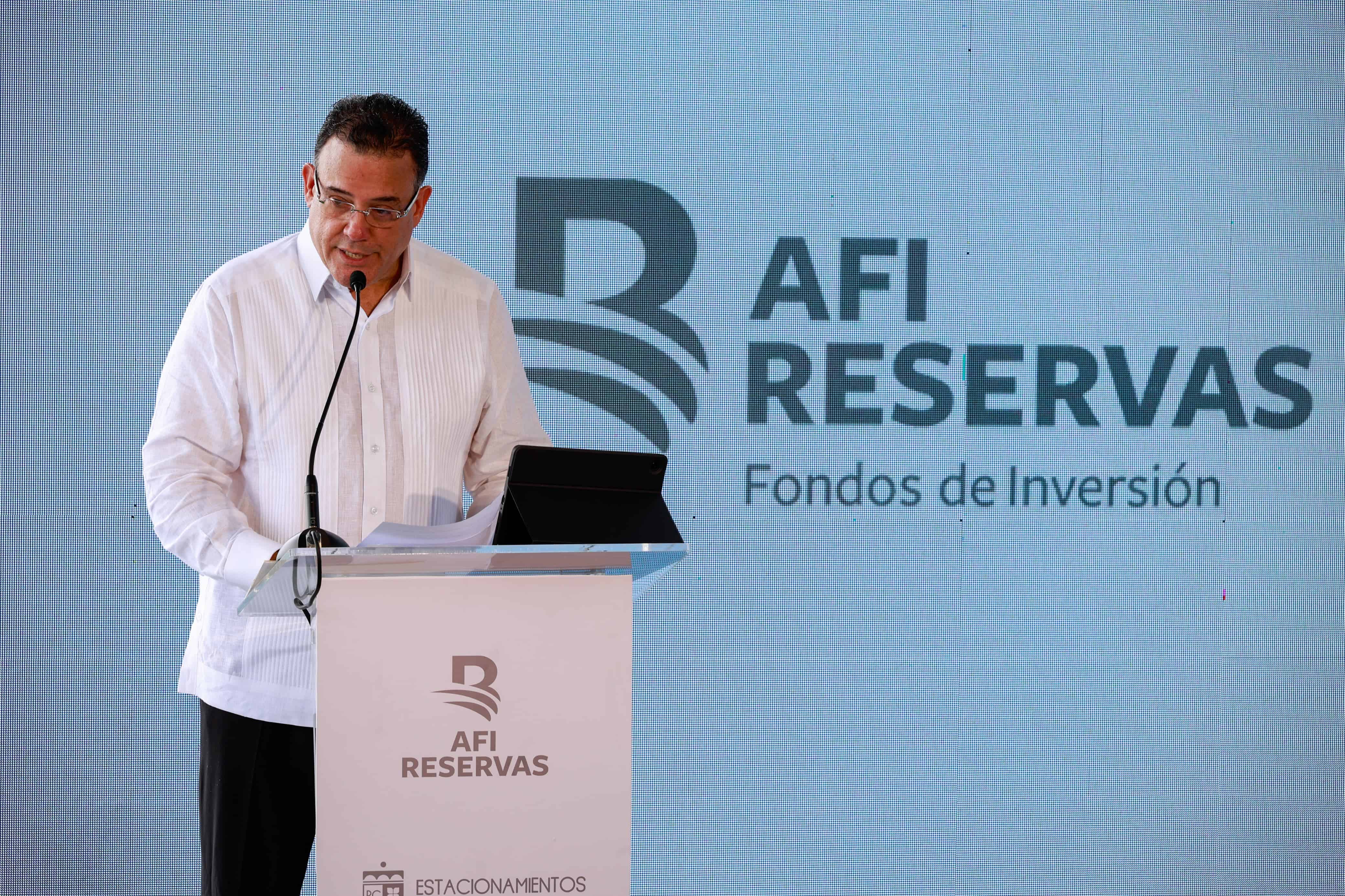 El vicepresidente ejecutivo de AFI Reservas, Ian Rondón Castillo, habla durante el acto de inauguración.