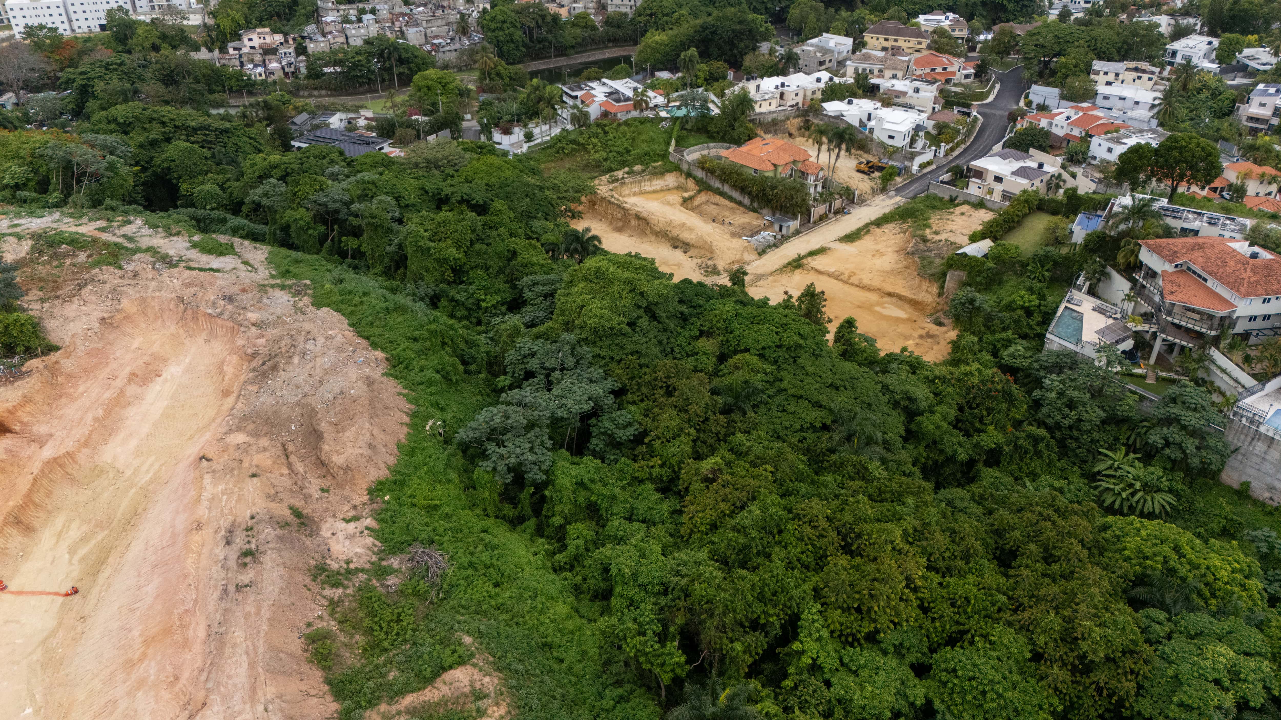 Además del túnel que contempla el proyecto original, se constuirá un puente sobre la cañada que cruza por el sector.
