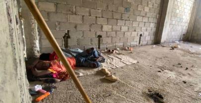 Haitianos y adictos ocupan obra en construcción abandonada hace más de 15 años en Santiago