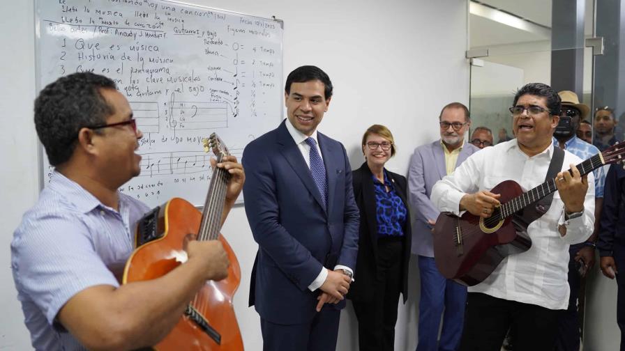 Roberto Ángel Salcedo y Dío Astacio supervisan funcionamiento de Escuela de Bellas Artes Roberto Ángel Salcedo y Dío Astacio supervisan funcionamiento de Escuela de Bellas Artes