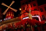 Aspas del Moulin Rouge vuelven a girar tras 14 meses Aspas del Moulin Rouge vuelven a girar tras 14 meses