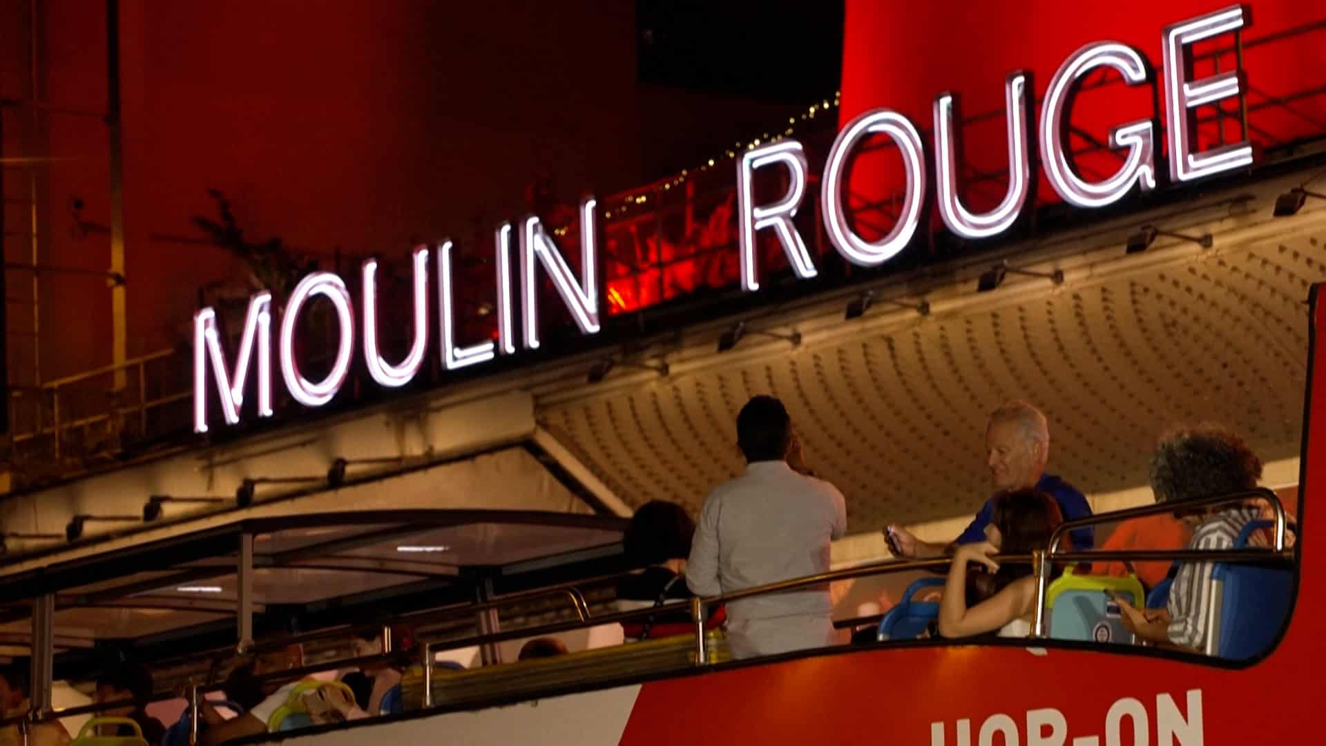 Catorce meses después de su caída accidental, las aspas del Moulin Rouge volvieron a girar este jueves por la noche