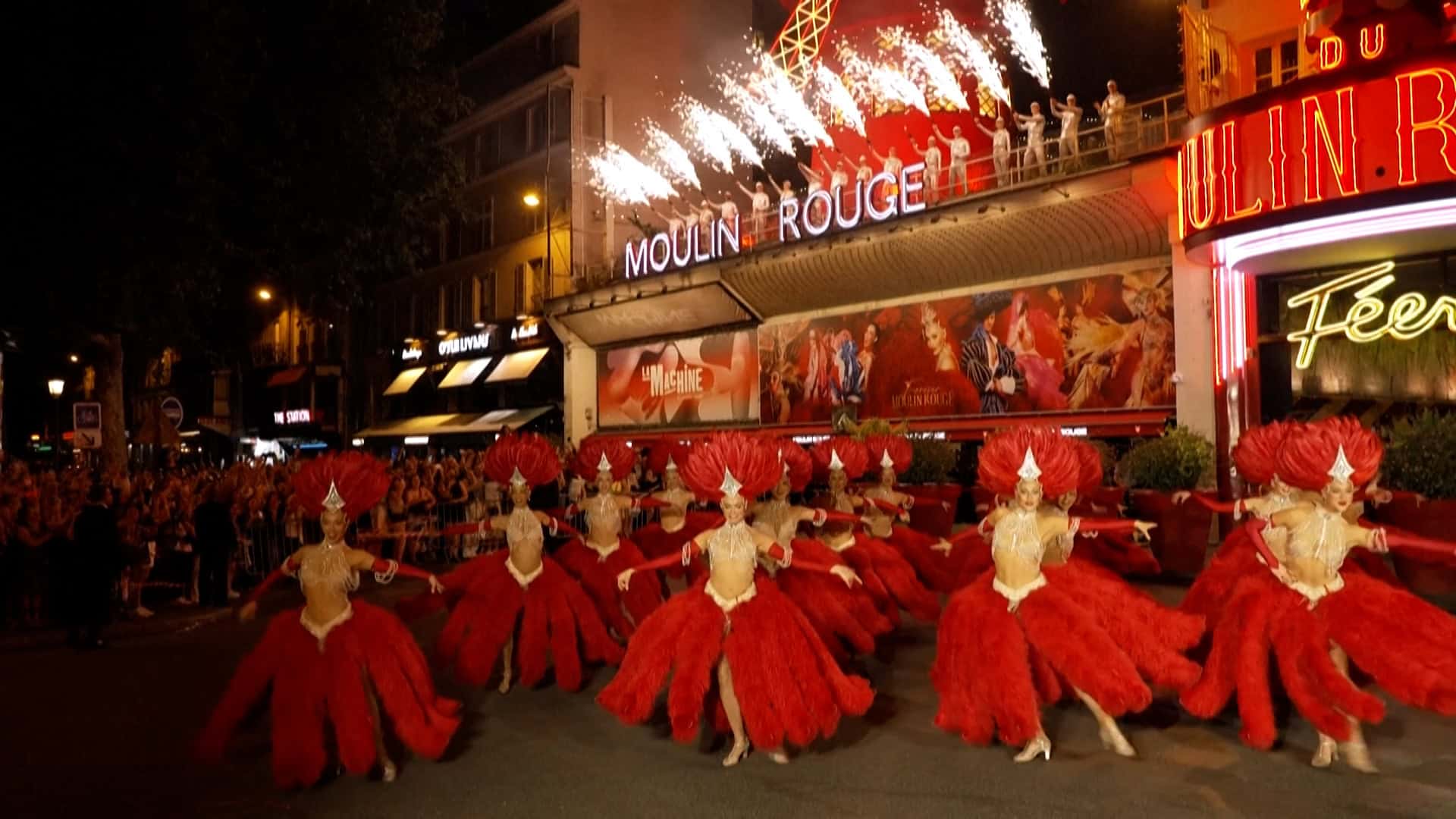 Catorce meses después de su caída accidental, las aspas del Moulin Rouge volvieron a girar este jueves por la noche