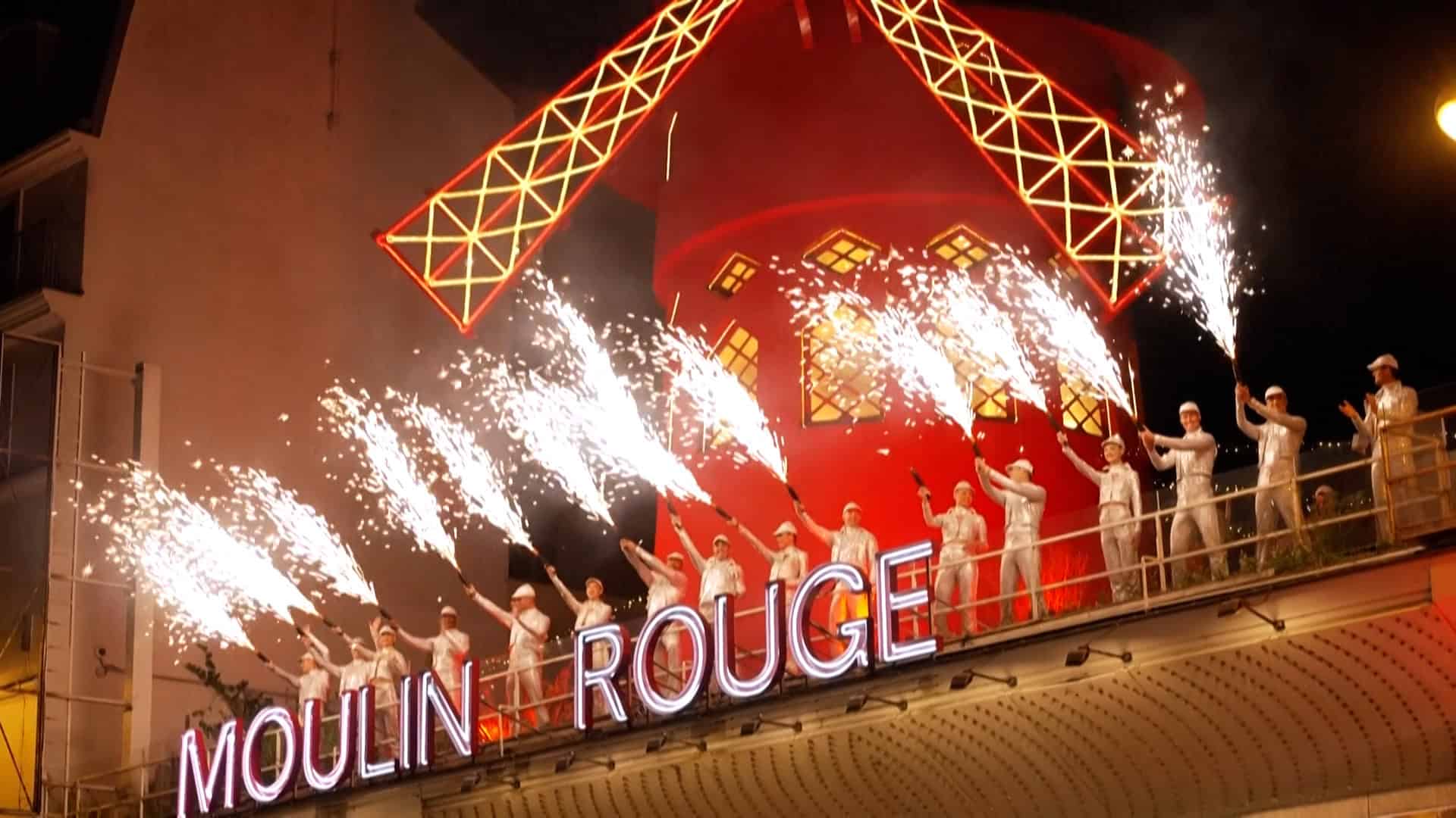 Catorce meses después de su caída accidental, las aspas del Moulin Rouge volvieron a girar este jueves por la noche