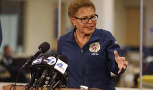 Alcaldesa de Los &Aacute;ngeles firma orden ejecutiva que proh&iacute;be a ICE usar propiedades p&uacute;blicas