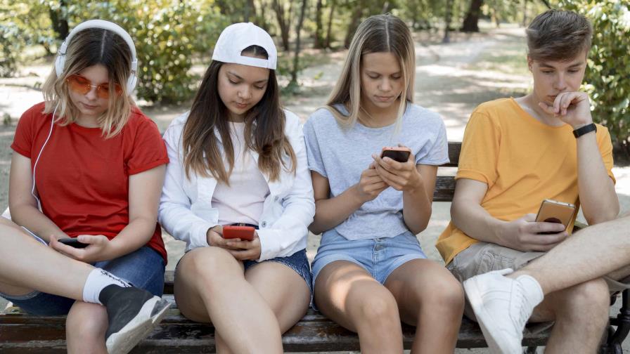 Cómo desconectar a los jóvenes de las pantallas adictivas Cómo desconectar a los jóvenes de las pantallas adictivas
