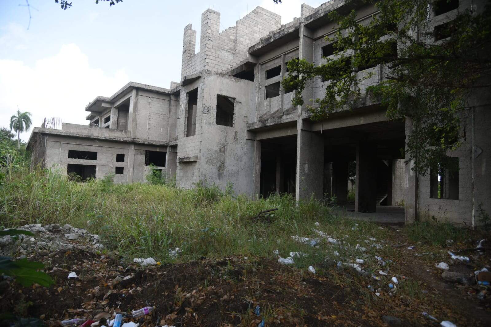 Obra en construcción abandonada y que es ocupada por haitianos y piperos.