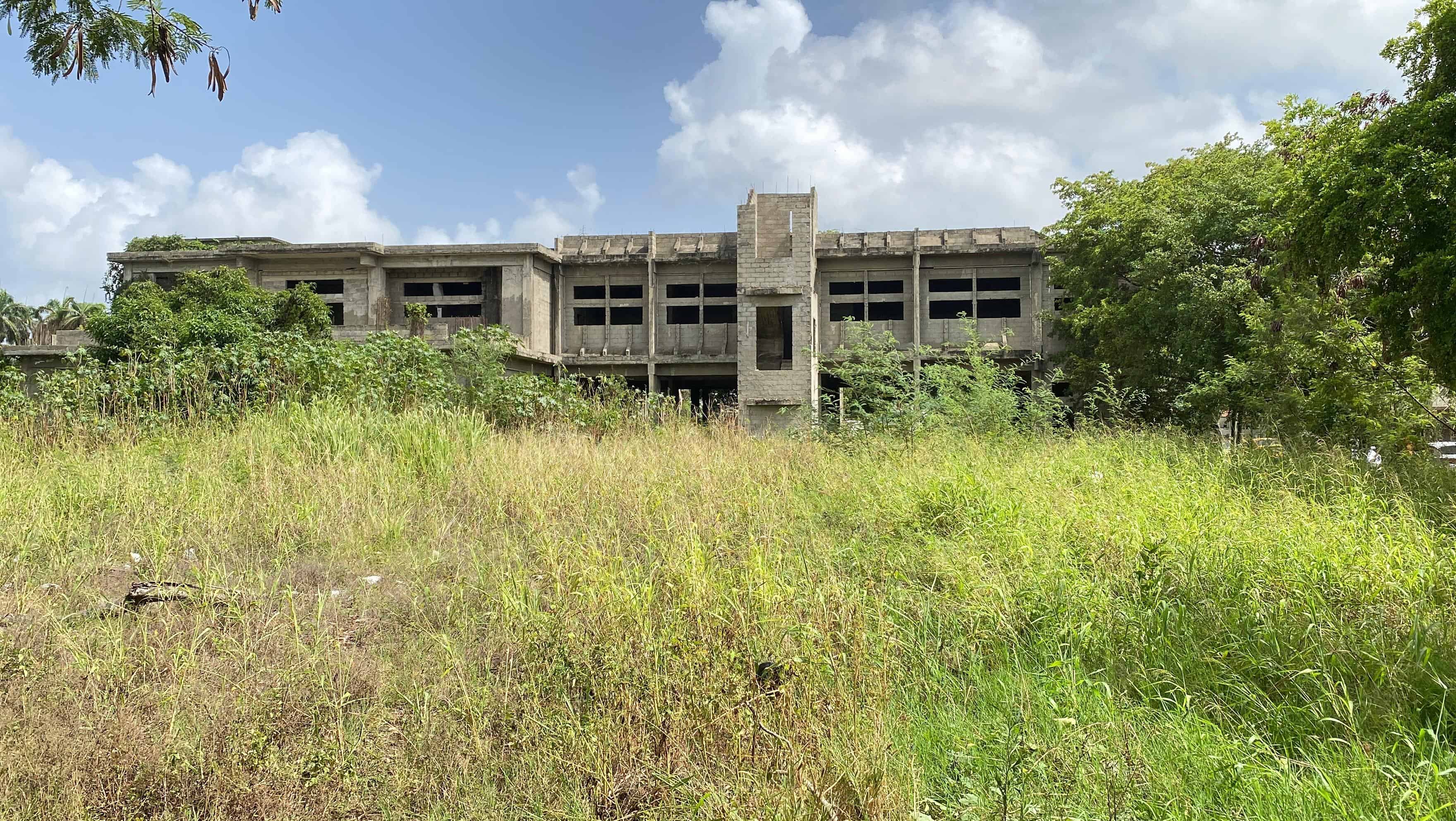 Obra en construcción abandonada y que es ocupada por haitianos y piperos.