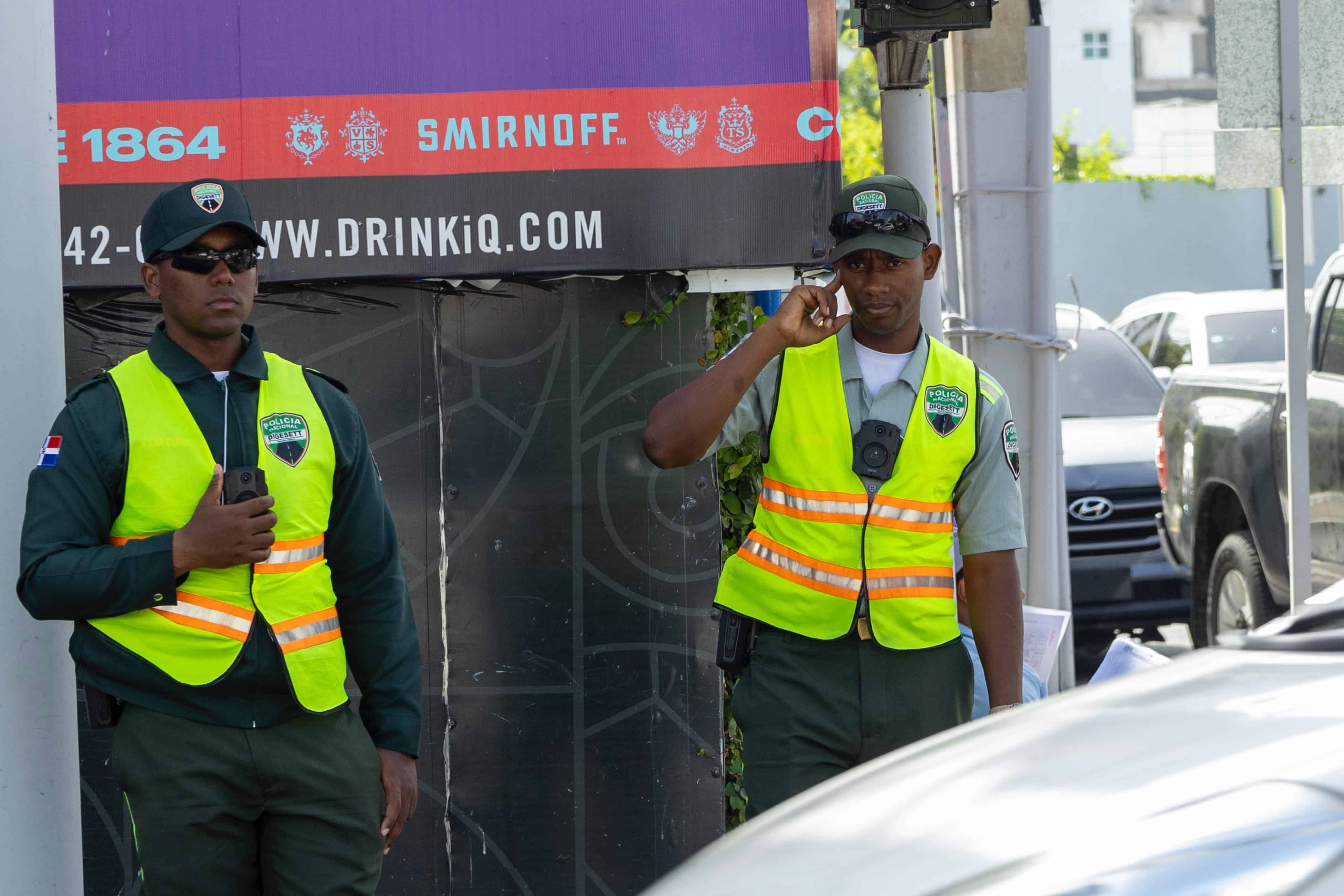 Agentes de la Digesett ubicados en la avendia Lope de Vega con Max Henríque Ureña  portan los dispositivos. 
