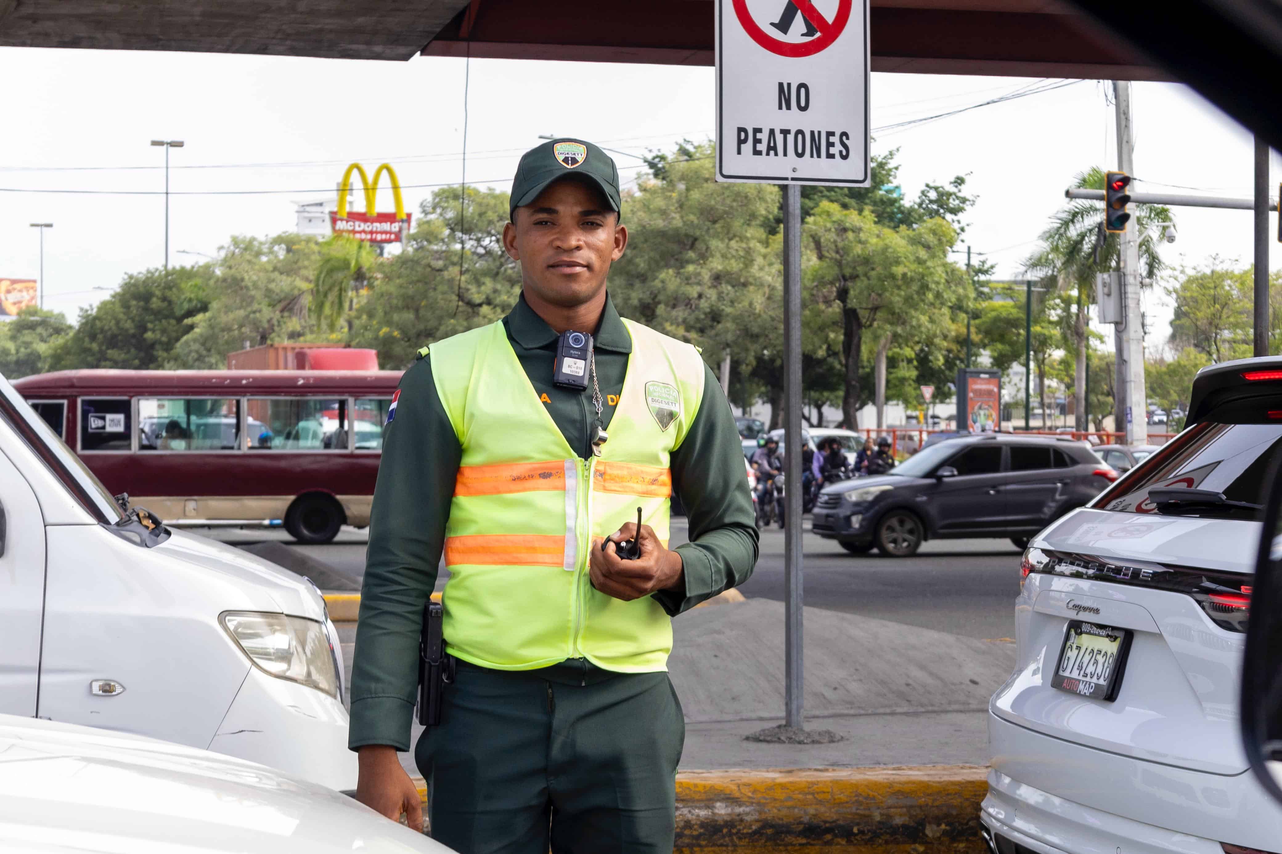Un agente del tránsito ubicado en la avenida John F. Kennedy con Abraham Lincoln.