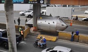 Camión impacta soporte de elevado en intersección de avenidas John F. Kennedy y Winston Churchill
