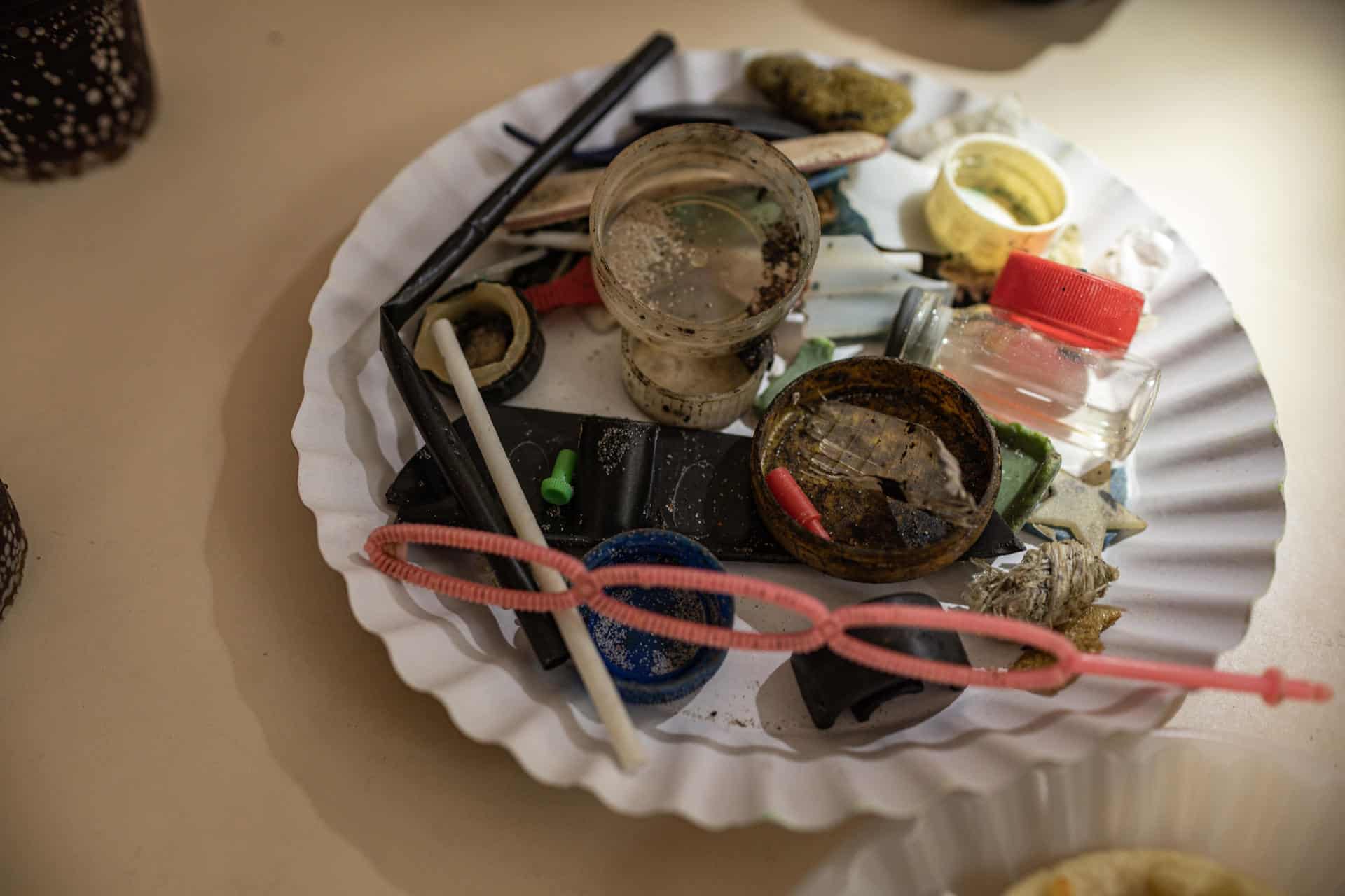Fotografía del 8 de julio de 2025 de residuos de plásticos y desechos de basura durante la presentación de un prototipo de la Biciola en una feria de la Facultad de Ciencias de la Universidad del Zulia, en Maracaibo (Venezuela). 