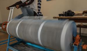 Pedalear una bicicleta para tamizar plástico, el proyecto que creó un grupo de venezolanos