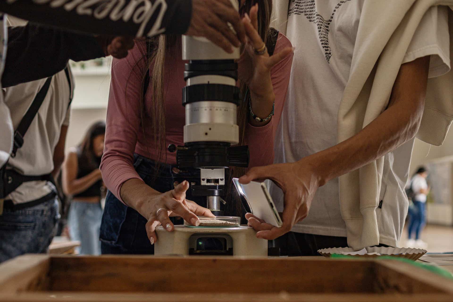 Fotografía del 8 de julio de 2025 de una persona utilizando un microscopio durante una feria de la Facultad de Ciencias de la Universidad del Zulia, en Maracaibo (Venezuela).