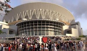 Fanáticos de Bad Bunny se engalanan con cultura de Puerto Rico en inicio de su residencia