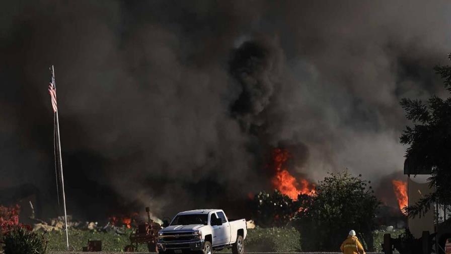 Incendio forestal se propaga en Los Ángeles, miles de evacuados Incendio forestal se propaga en Los Ángeles, miles de evacuados