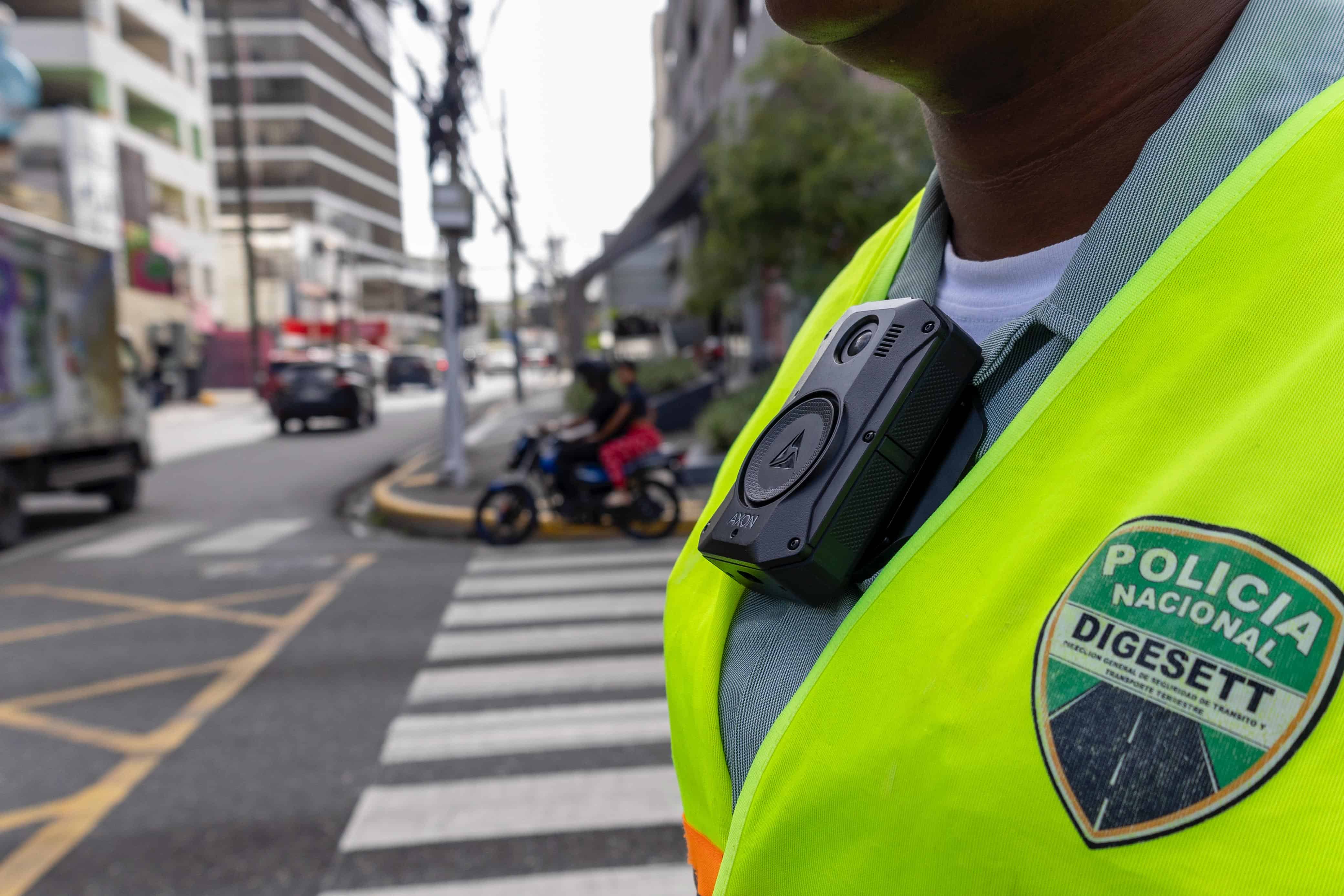 Una cámara corporal colocada en el pecho de un agente de la Digesett.