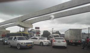 Denuncian tráfico caótico en Santiago por falta de semáforos y agentes tras obras del monorriel