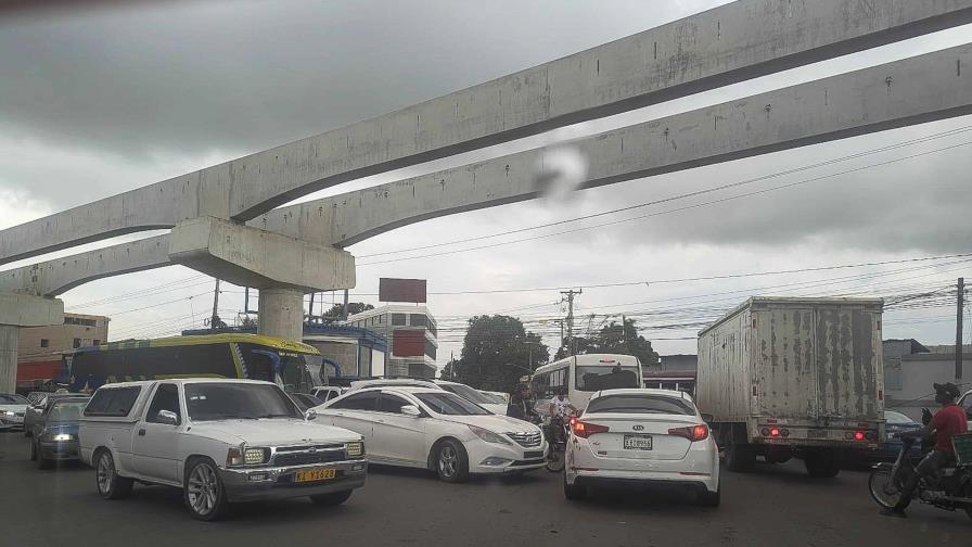 Denuncian tráfico caótico en Santiago por falta de semáforos y agentes tras obras del monorriel Denuncian tráfico caótico en Santiago por falta de semáforos y agentes tras obras del monorriel