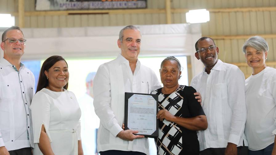 Presidente Abinader celebra su cumpleaños entregando títulos de propiedad Presidente Abinader celebra su cumpleaños entregando títulos de propiedad