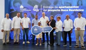 Abinader supervisa obra en SDE y entrega 72 apartamentos en Boca Chica