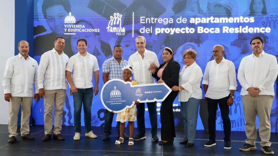 Abinader supervisa obra en SDE y entrega 72 apartamentos en Boca Chica Abinader supervisa obra en SDE y entrega 72 apartamentos en Boca Chica