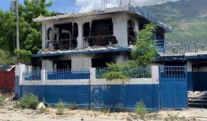 Banda armada incendia subcomisaría en Haití y deja dos policías heridos