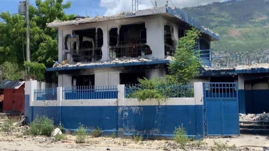 Banda armada incendia subcomisaría en Haití y deja dos policías heridos Banda armada incendia subcomisaría en Haití y deja dos policías heridos