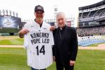 El papa León XIV envía una camiseta firmada a la leyenda de los Medias Blancas Paul Konerko