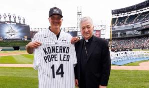 El papa León XIV envía una camiseta firmada a la leyenda de los Medias Blancas Paul Konerko