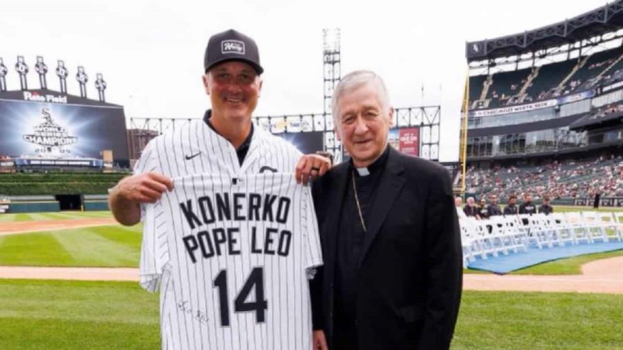 El papa León XIV envía una camiseta firmada a la leyenda de los Medias Blancas Paul Konerko