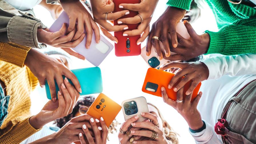 El celular forma parte de la vida diaria del 94 % de la población dominicana El celular forma parte de la vida diaria del 94 % de la población dominicana