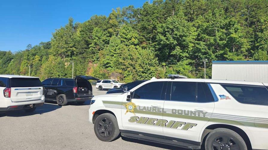 Dos muertas, además del autor del crimen, deja tiroteo en aeropuerto e iglesia de Kentucky Dos muertas, además del autor del crimen, deja tiroteo en aeropuerto e iglesia de Kentucky