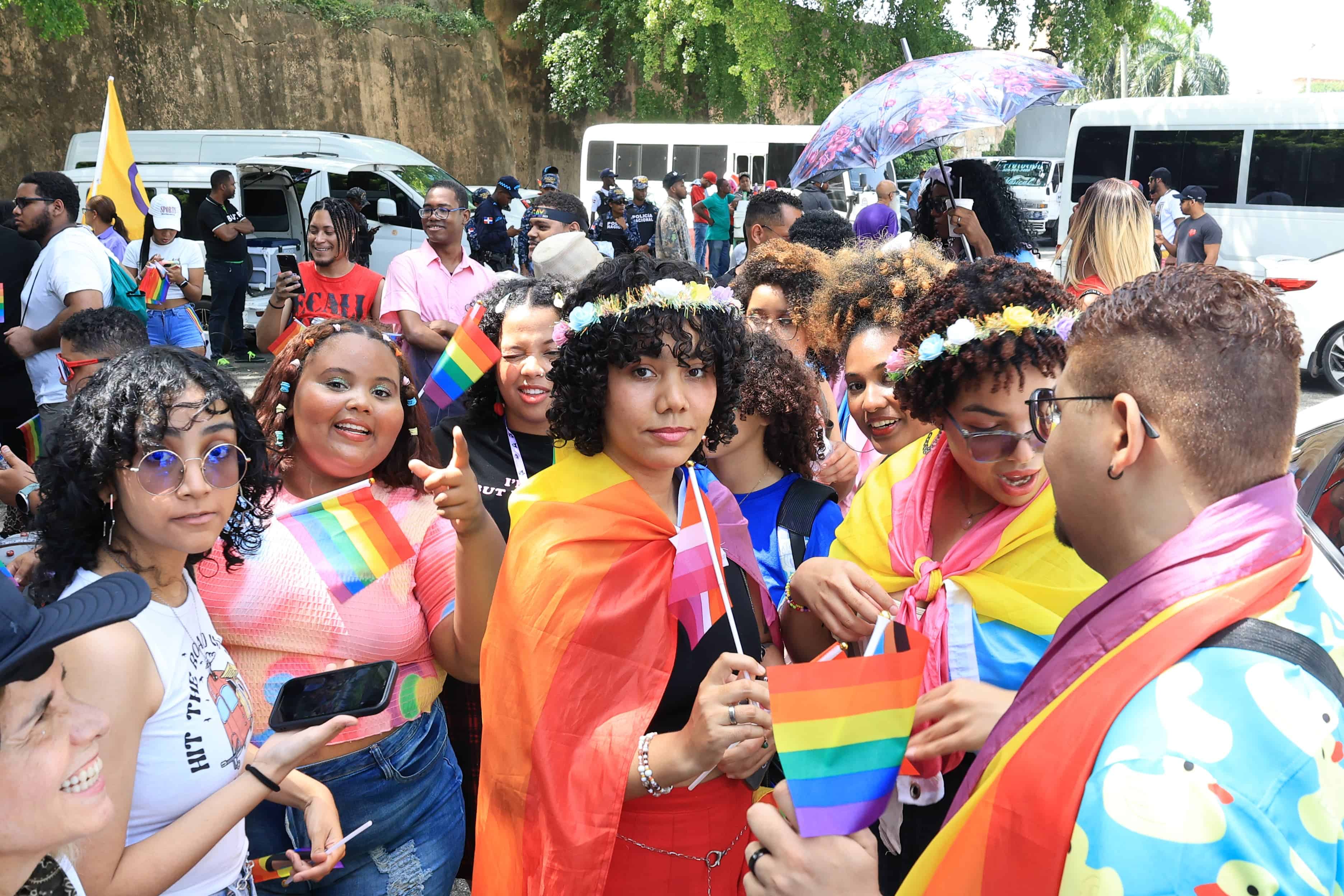 Chicas en apoyo del Orgullo LGBTIQ+.