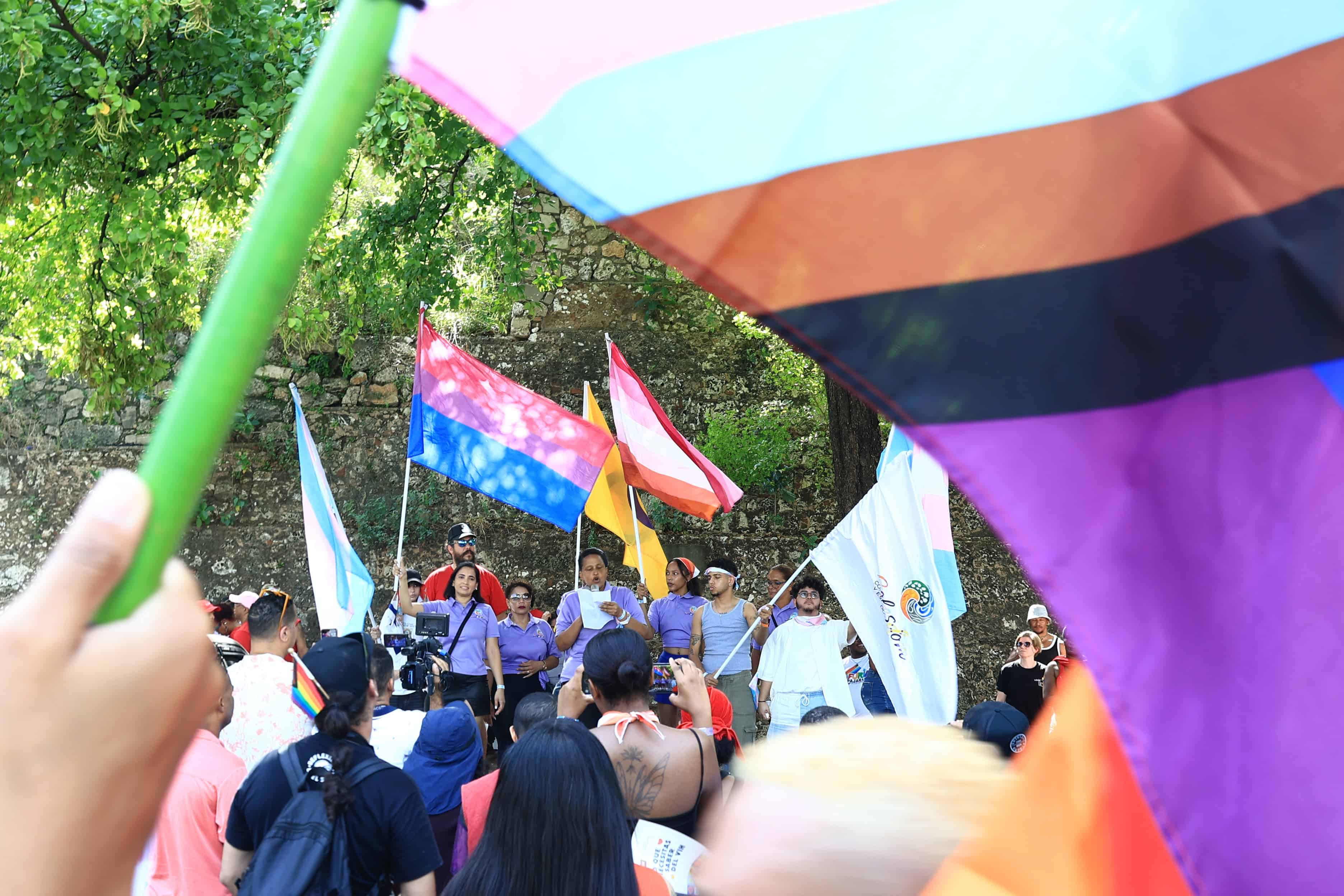 Activistas lesbianas pronuncian unas palabras previo a la caravana.