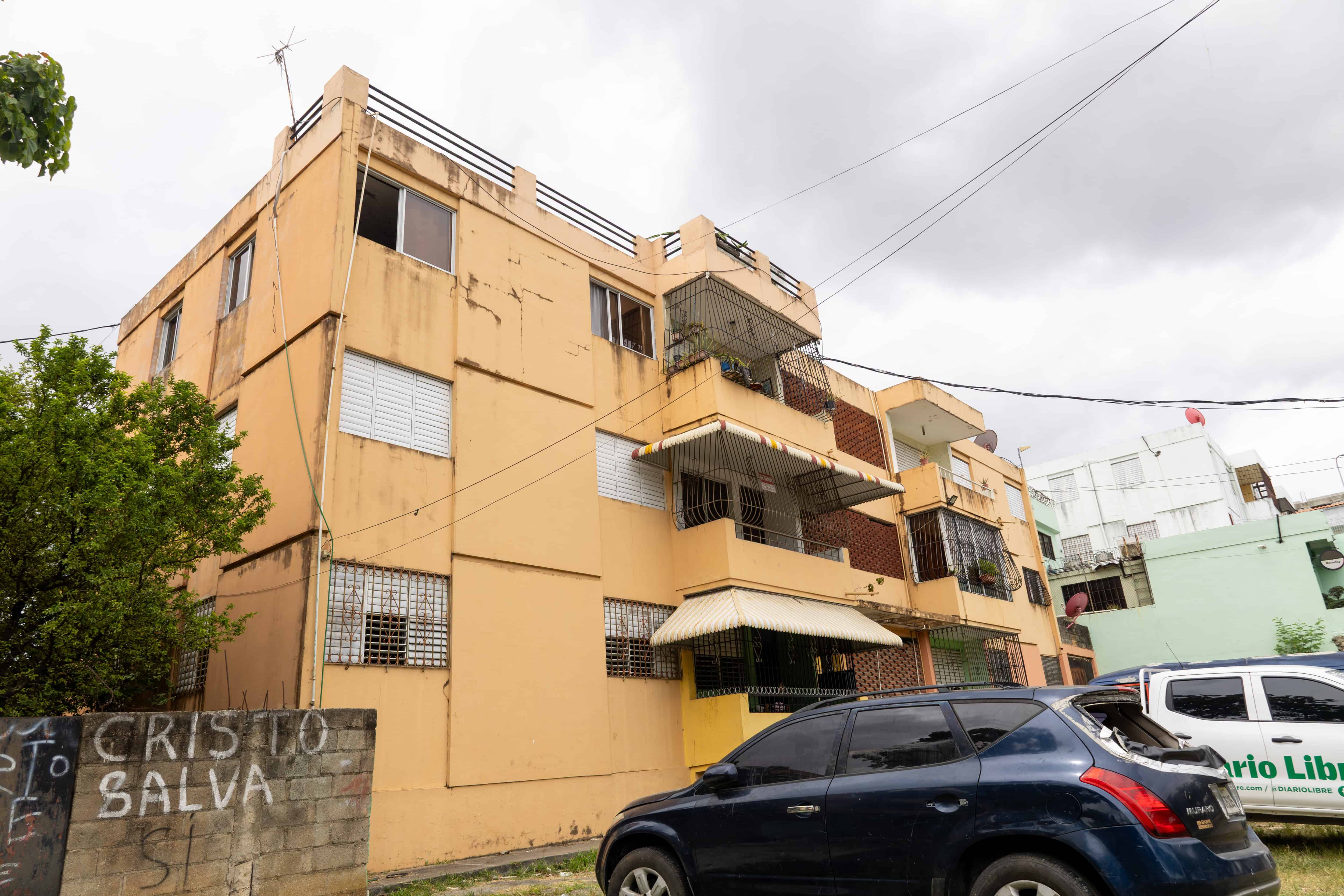 Uno de los edificios más afectados, próximo al puente de la 17. 